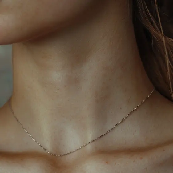 Бръчки в шията: Защо се случват и как да се отърват от тях